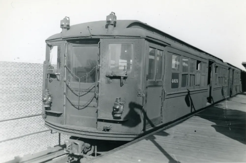 Black and white photo of Steinway Lo-V car