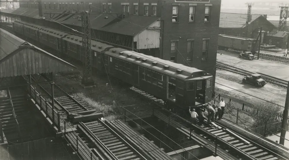 Black and white photo of World’s Fair Lo-V cars arriving at Harlem Yard
