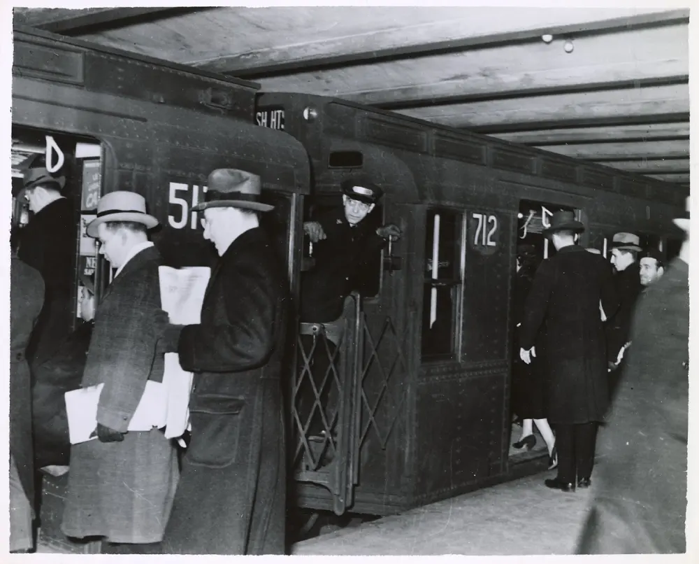 1936 black & white photo of passengers boarding an R4 car