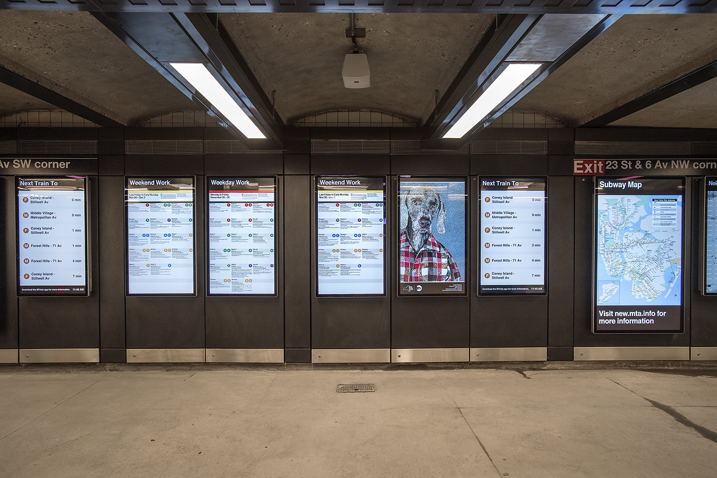 Wall of digital signs indicating weekend work in the subway system.