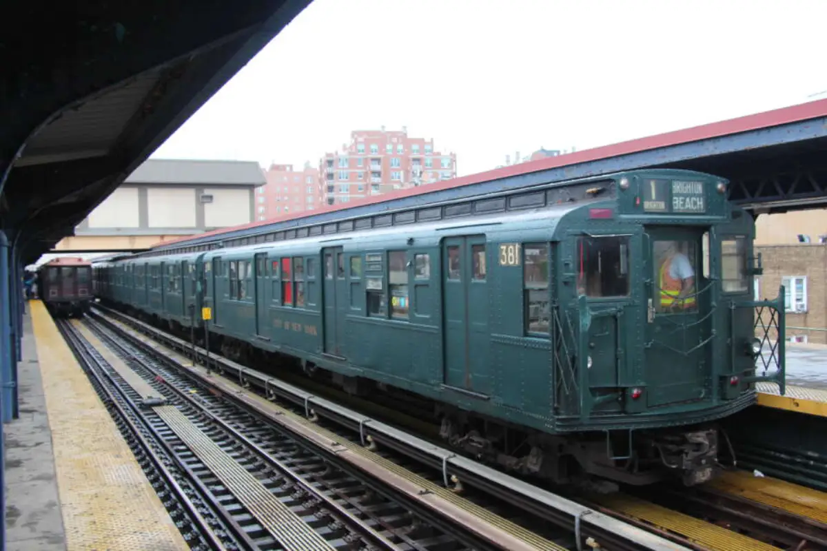 R1/9 Train at Parade of Trains next to BU cars