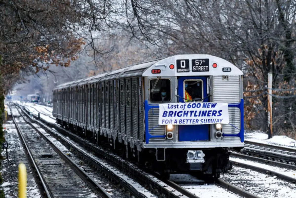R32 train with banner that says "Last of 600 New Brightliners for a Better Subway"