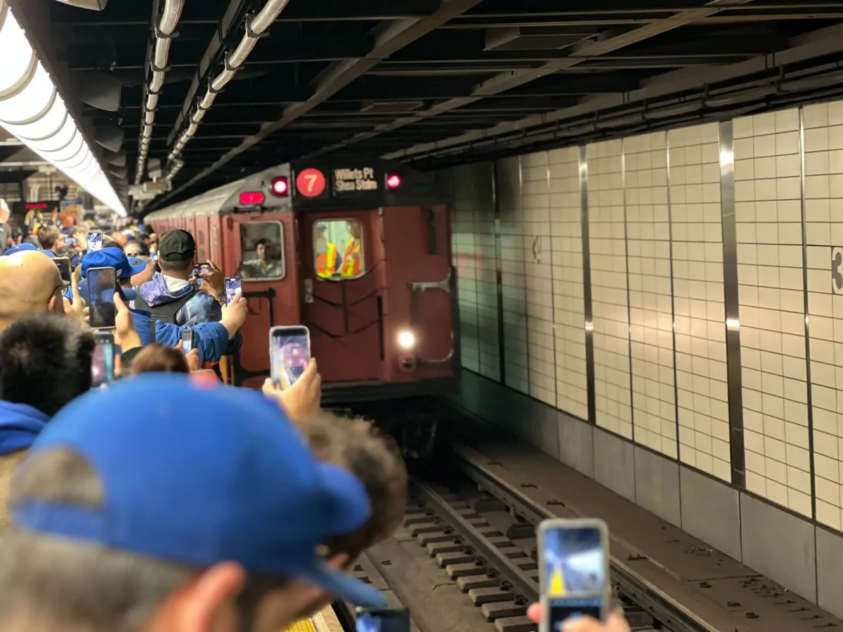 Fans waiting for Redbirds to Arrive